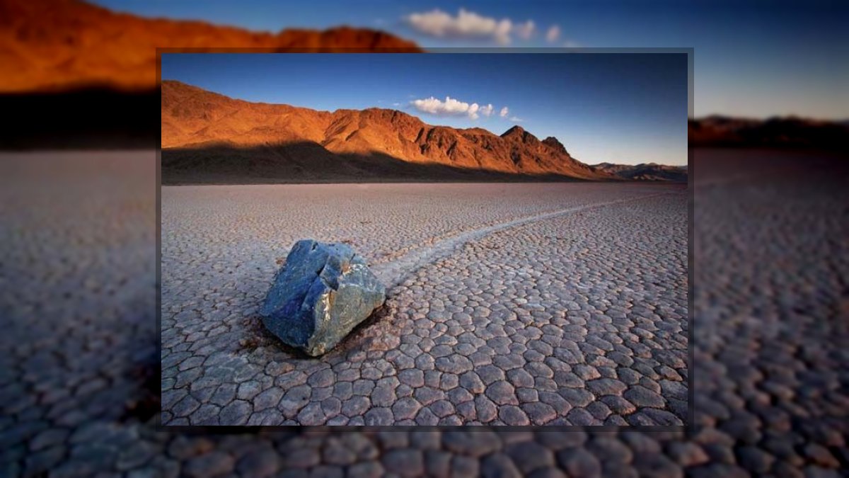 Kovács Attila: Kövek jajgatása című vers illusztrációja a Múzsák Könyvtárában