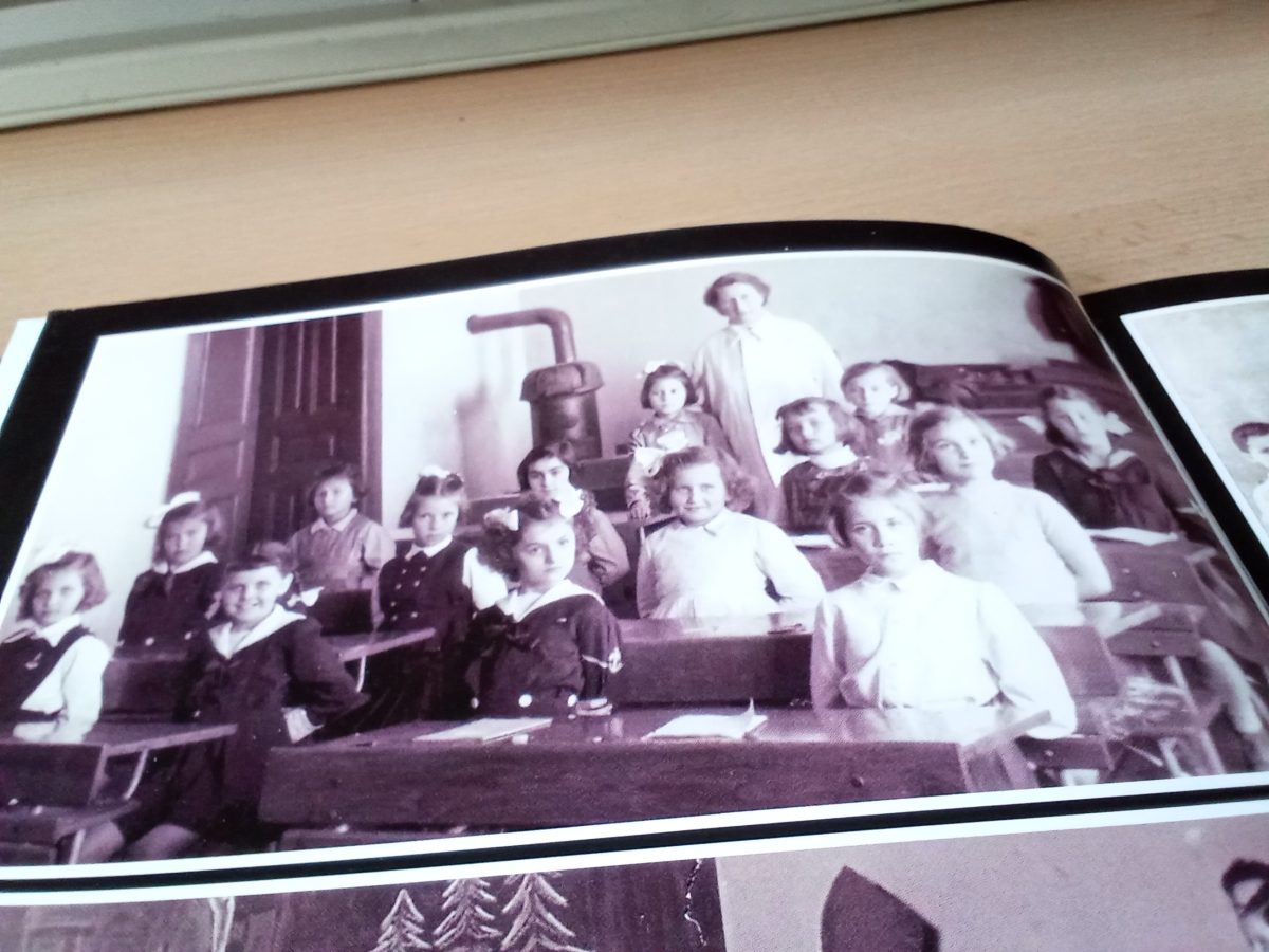 Bandics Zsuzsanna: Régi iskolapad című vers illusztrációja a Múzsák Könyvtárában