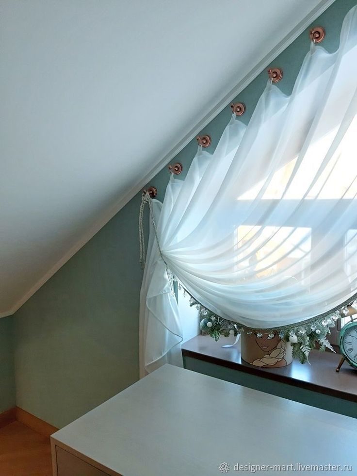 Rose Logan: Fénymorzsa kúszik című vers illusztrációja a Múzsák Könyvtárában