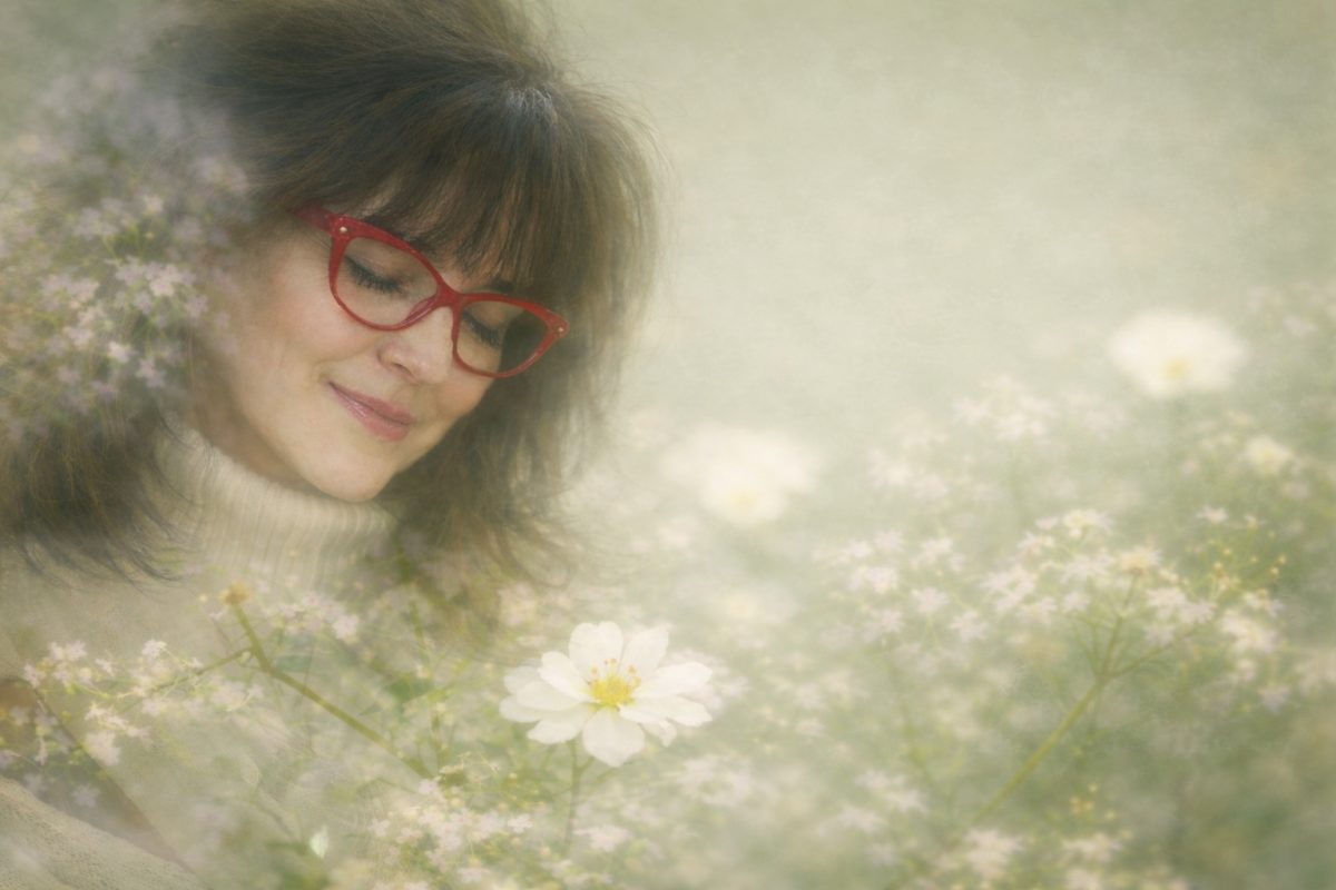 Aurora Amelia Joplin: Illatok pihennek című vers illusztrációja a Múzsák Könyvtárában