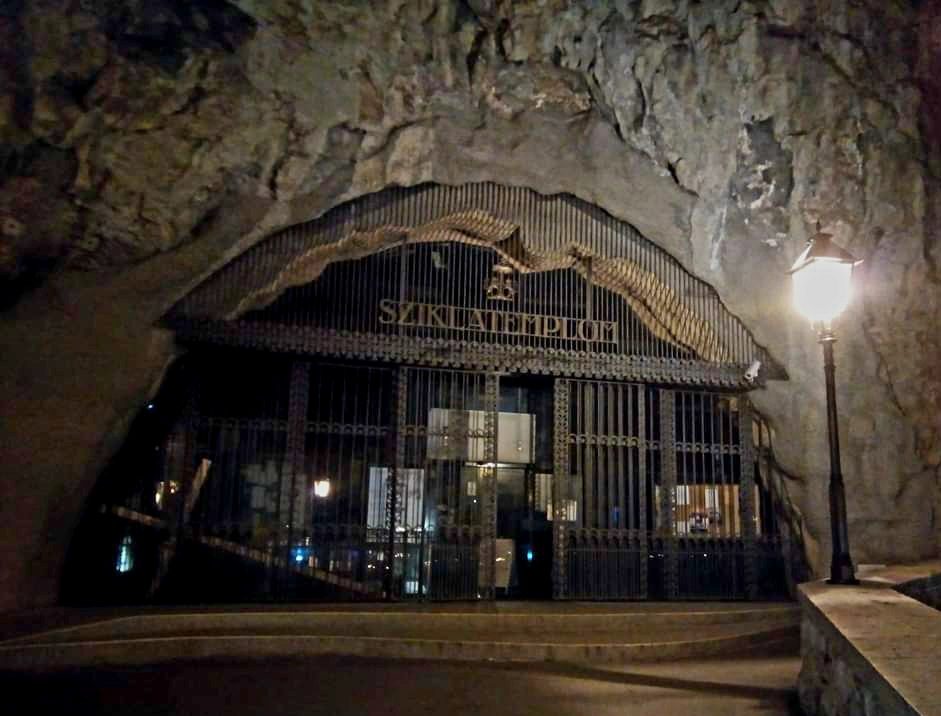 Petres Katalin: Mindenek álma mély című vers illusztrációja a Múzsák Könyvtárában