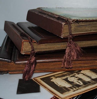 Márkus Katalin/Kata/: Megsárgult fényképek című novella illusztrációja a Múzsák Könyvtárában.