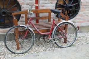 Garami Nelli: Hogyan (nem) tanultam meg biciklizni című novella illusztrációja a Múzsák Könyvtárában.